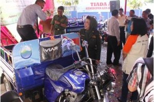 Bupati Kuningan saat melihat motor roda tiga bantuan dari Bank Danamon.